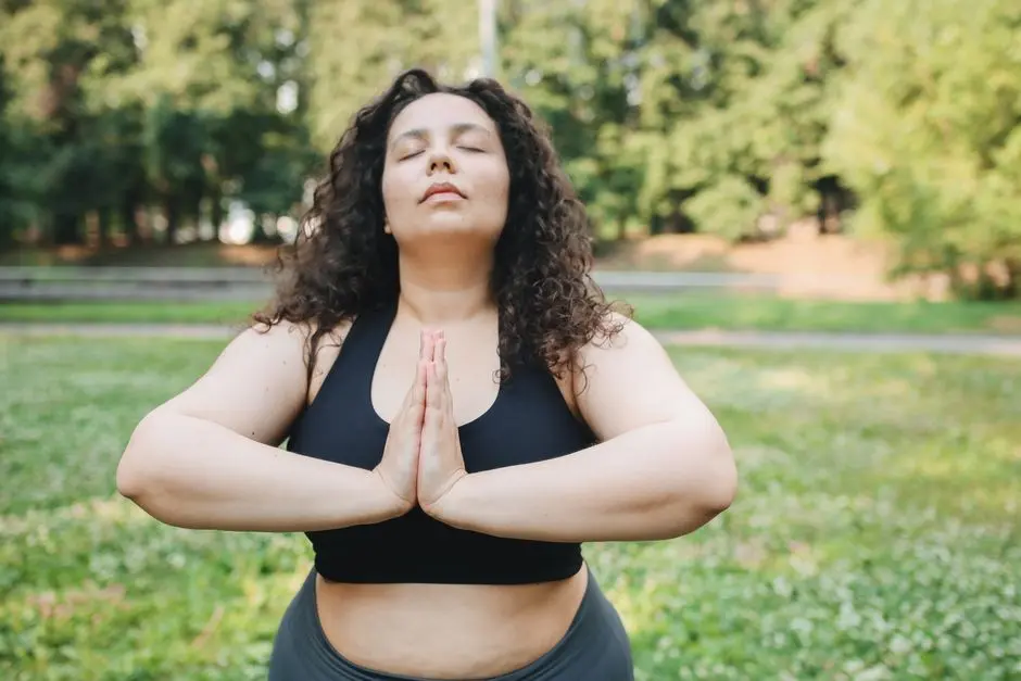 Wanita sedang meditasi di ruang terbuka